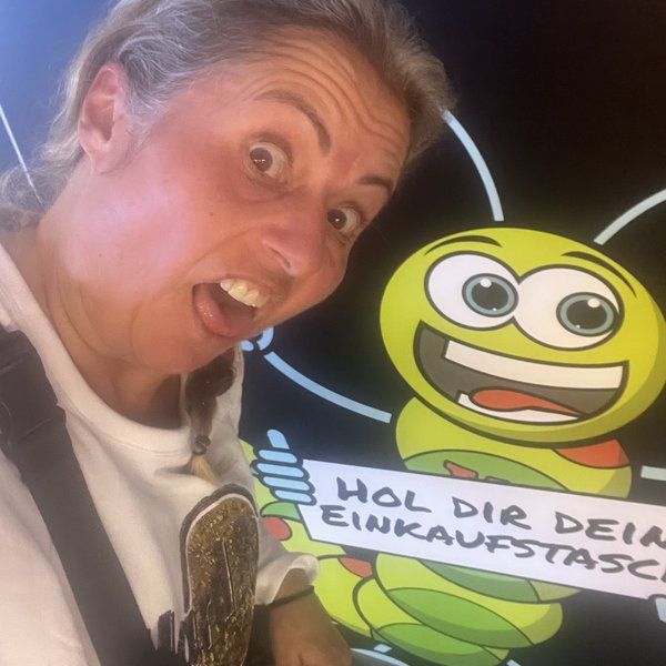 Kaputt mit rotem Kopf  nach Fitnesseinheit…. 
Rot & Grün ist eine gute Farbkompination!